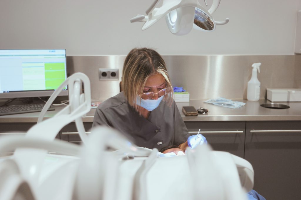 Dentista realizando revisión dental en Clínica Dental Arganda